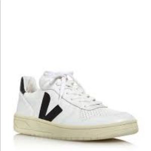 Women's V-10 Low Top Sneakers Size 6